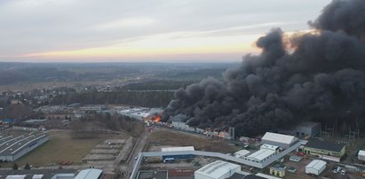 Kłęby dymu widać z daleka. Pożar hali Cersanitu w Starachowicach