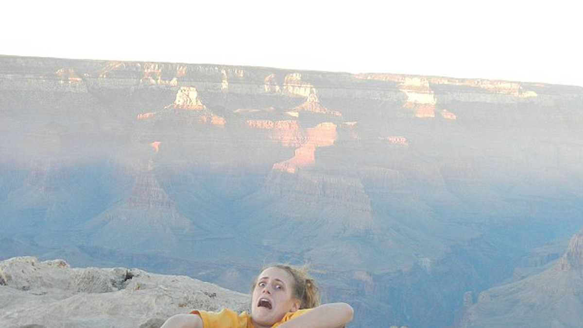 22-letnia Amerykanka Samantha Busch wybrała się ze swoim chłopakiem na wycieczkę do Wielkiego Kanionu Kolorado. Na miejscu postanowiła sprawić "psikusa" nadopiekuńczej mamie i wysłała jej zdjęcie, na którym "spada" w przepaść. Samantha oczywiście stała bezpiecznie na skalnej półce, Rebecca Busch omal nie dostała zawału serca, a fotka stała się viralowym hitem.