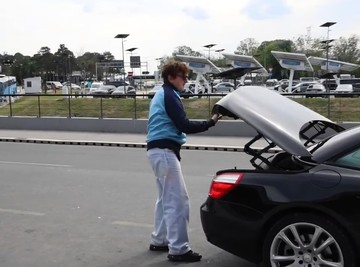 BREGA STIGAO U SRBIJU, PA POŽURIO KA BESNOJ MAŠINI: U kolima ga sačekala atraktivna brineta, odvezli se u nepoznatom pravcu (VIDEO)