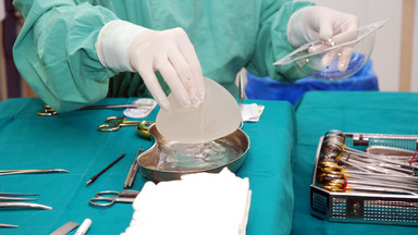 Kobieta twierdzi, że toksyczne implanty piersi zabiły jej dziecko