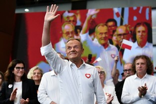 Tusk: "Tamci za Gierka, mogliby się od Kaczyńskiego uczyć, jak rozkrada się majątek narodowy"