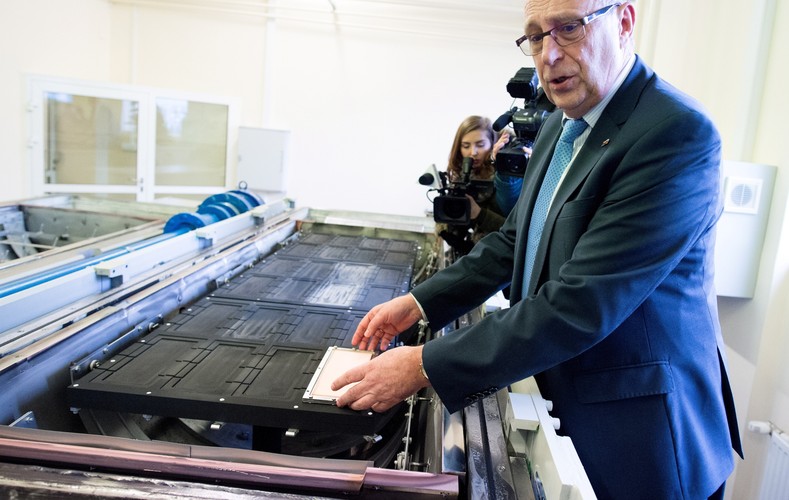 Łódzcy naukowcy twierdza, że grafen wytwarzany nową metodą ma wyższą wytrzymałość oraz powtarzalność właściwości fizyko-chemicznych w zmiennych warunkach ciśnienia i temperatury. 
<br>Na zdj. Prof. Piotr Kula
<br><br>(gj) PAP/Grzegorz Michałowski