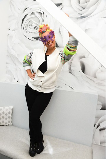 Alicia Keys továbbra is smink nélkül, viszont egy szép maszkban