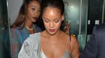 Rihanna w srebrnej sukience. Zaliczyła wpadkę modową?
