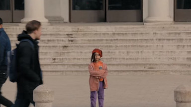 Co byś zrobił, widząc 6-latke stojącą samotnie na ulicy? Wstrząsający eksperyment UNICEF-u