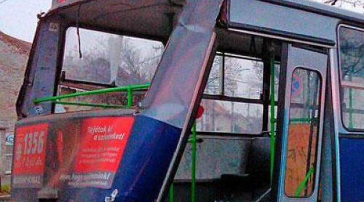 Holland autó tarolta le a BKV-buszt