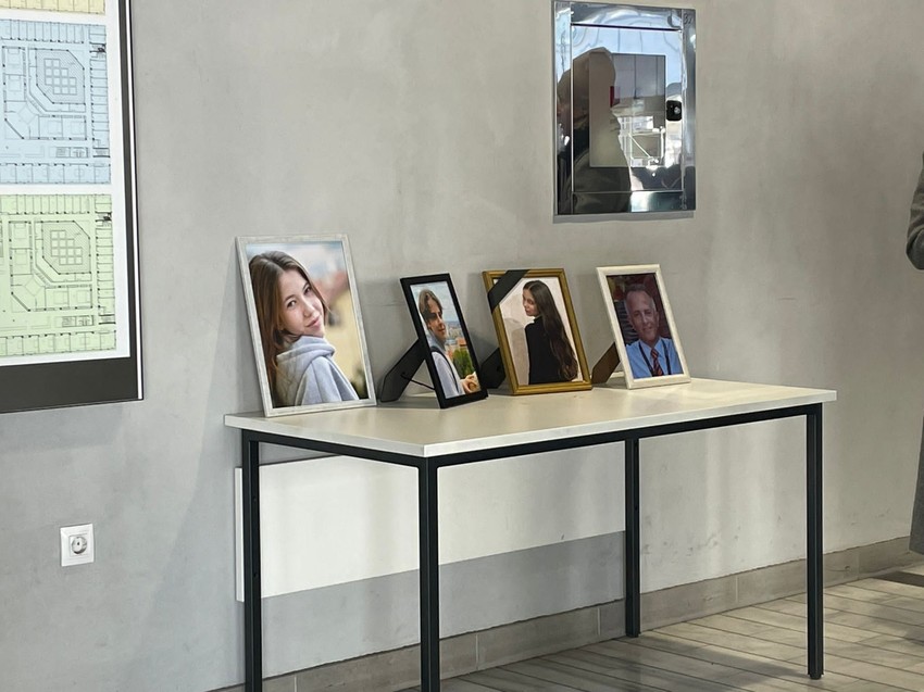 Porodice žrtava ostavile su na kratko fotografije na klupu u holu suda