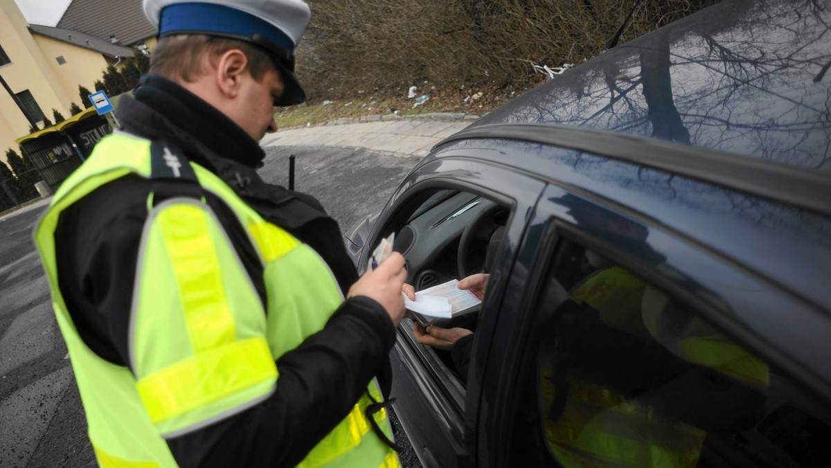 Nieopłacenie komunikacyjnej składki OC nikomu nie ujdzie bezkarnie. Każdy taki przypadek wytropi elektroniczny policjant i przyśle mandat do domu - informuje "Gazeta Polska codziennie".