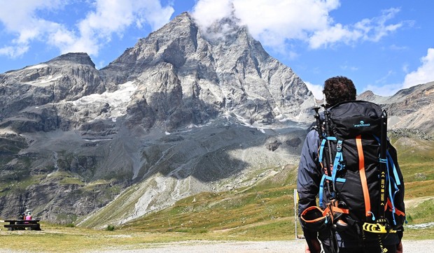 Tužan pogled na planinu Materhorn na italijanskoj strani Alpa u Bruj-Červiniji, alpskom selu i skijalištu u podnožju Monte Červina - nema uobičajenog snega i leda | Foto: Alessandro Di Marco/EPA
