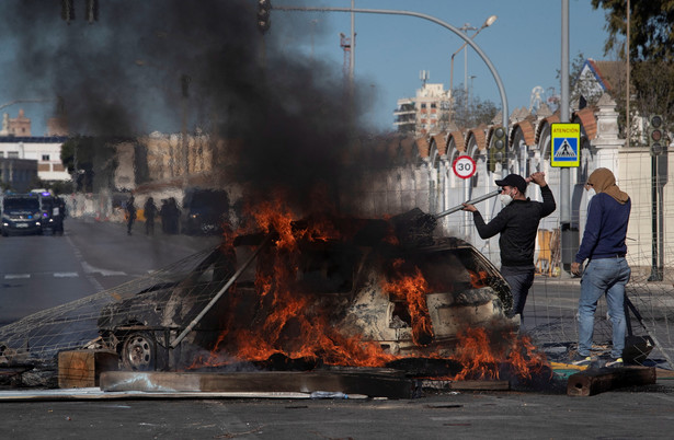 Płonące barykady podczas strajku w Hiszpanii. Pracownicy zakładów przemysłu metalowego zablokowali kilkanaście dróg