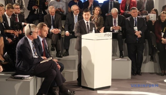 Ostatnim akordem dyplomatycznym była Konferencja Bezpieczeństwa w Monachium, która odbyła się 18–20 lutego. Wziął w niej udział prezydent Zełenski, mimo obaw Białego Domu, że Rosja może zaatakować, wykorzystując nieobecność prezydenta w kraju. Na konferencji padły jednogłośne deklaracje poparcia dla Ukrainy