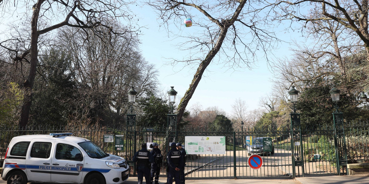 Rozczłonkowane ciało kobiety w parku w Paryżu.