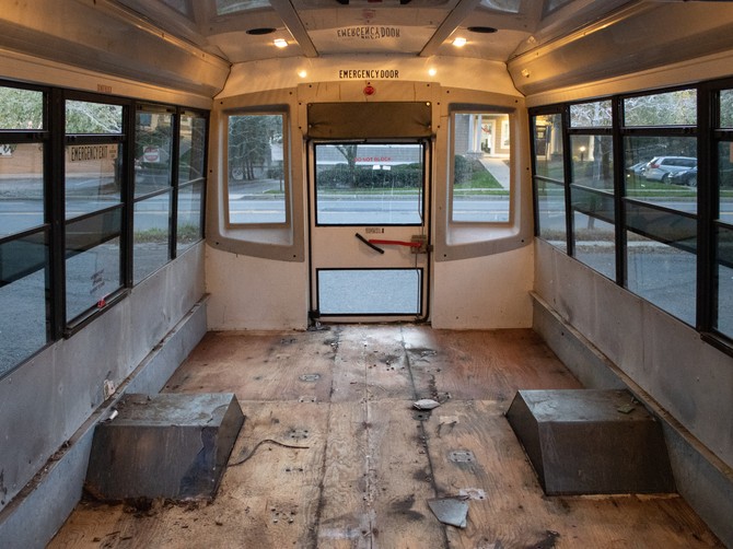 Kupila stari autobus i od njega napravila dom u kojem živi