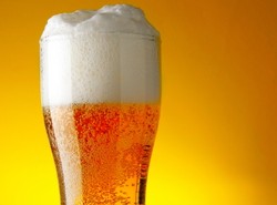 Pijemy mniej piwa, jemy więcej chipsów