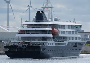 "MV Hondijus", luksuzni kruzer u centru epidemije hantavirusa, stigao je u holandsku luku Roterdam