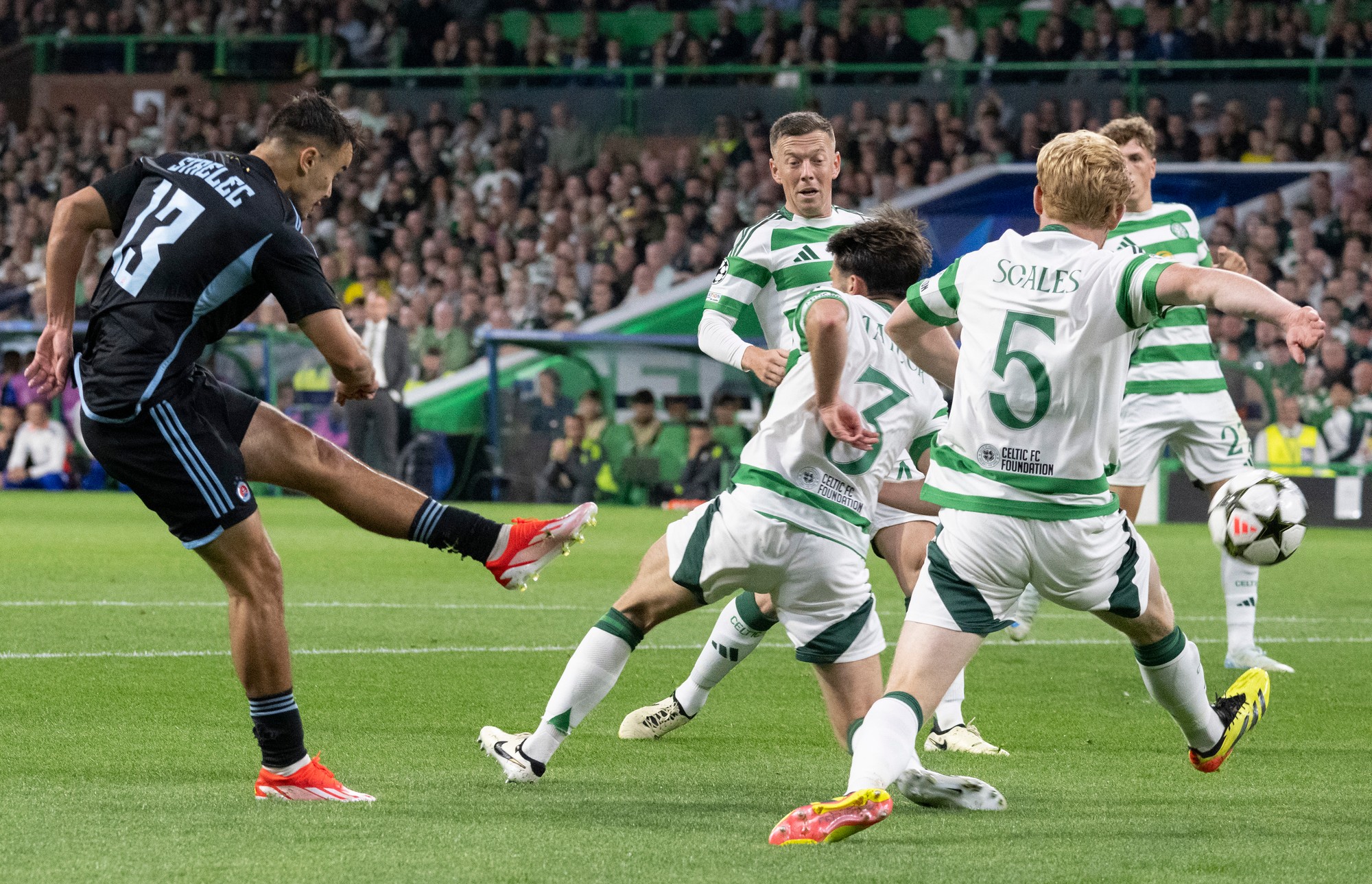 Zľava Dávid Strelec zo Slovana, hráči Celticu Greg Taylor a Liam Scales.