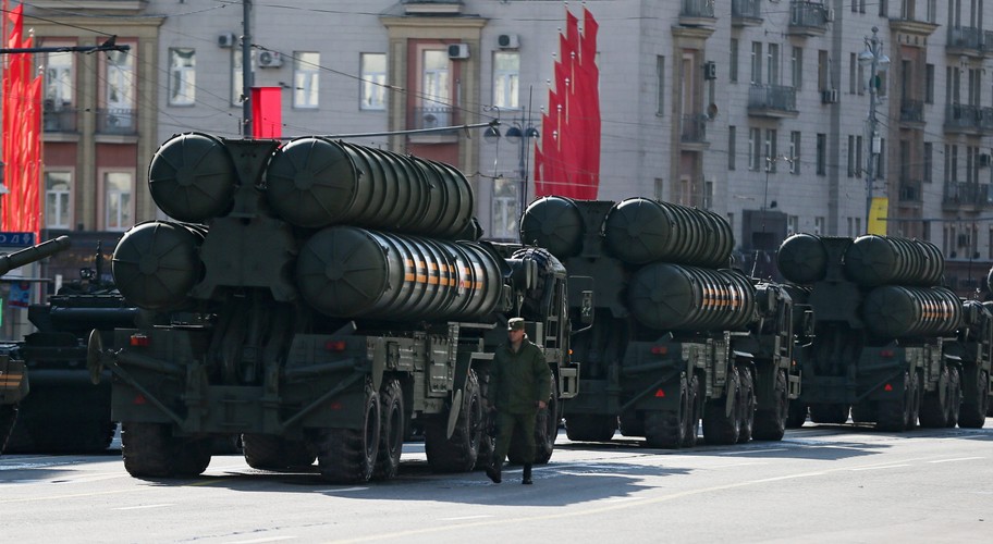Rosyjskie transportery rakiet S-400 Triumf podczas próby generalnej parady wojskowej w Moskwie. Rakiety te są zdolne do zwalczania samolotów, rakiet typu cruise oraz rakietowych pocisków balistycznych. System rakietowy S-400 w przyszłości ma być zdolny do zwalczania niewykrywalnych samolotów typu stealth.