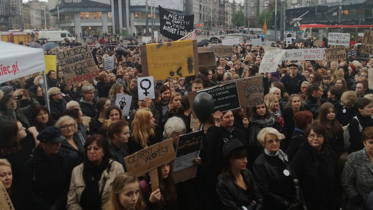 3 października w całej Polsce odbędą się protesty pod nazwą "Czarny wtorek". Tego dnia zbierane będą podpisy pod projektem ustawy "Ratujmy Kobiety", który zakłada m.in. liberalizację przepisów antyaborcyjnych i bezpłatną antykoncepcję. W woj. śląskim pikiety odbędą się m.in. w Katowicach, Częstochowie, Dąbrowie Górniczej i Rybniku.