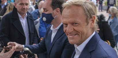 Tusk depcze Trzaskowskiemu po piętach. Najnowszy sondaż