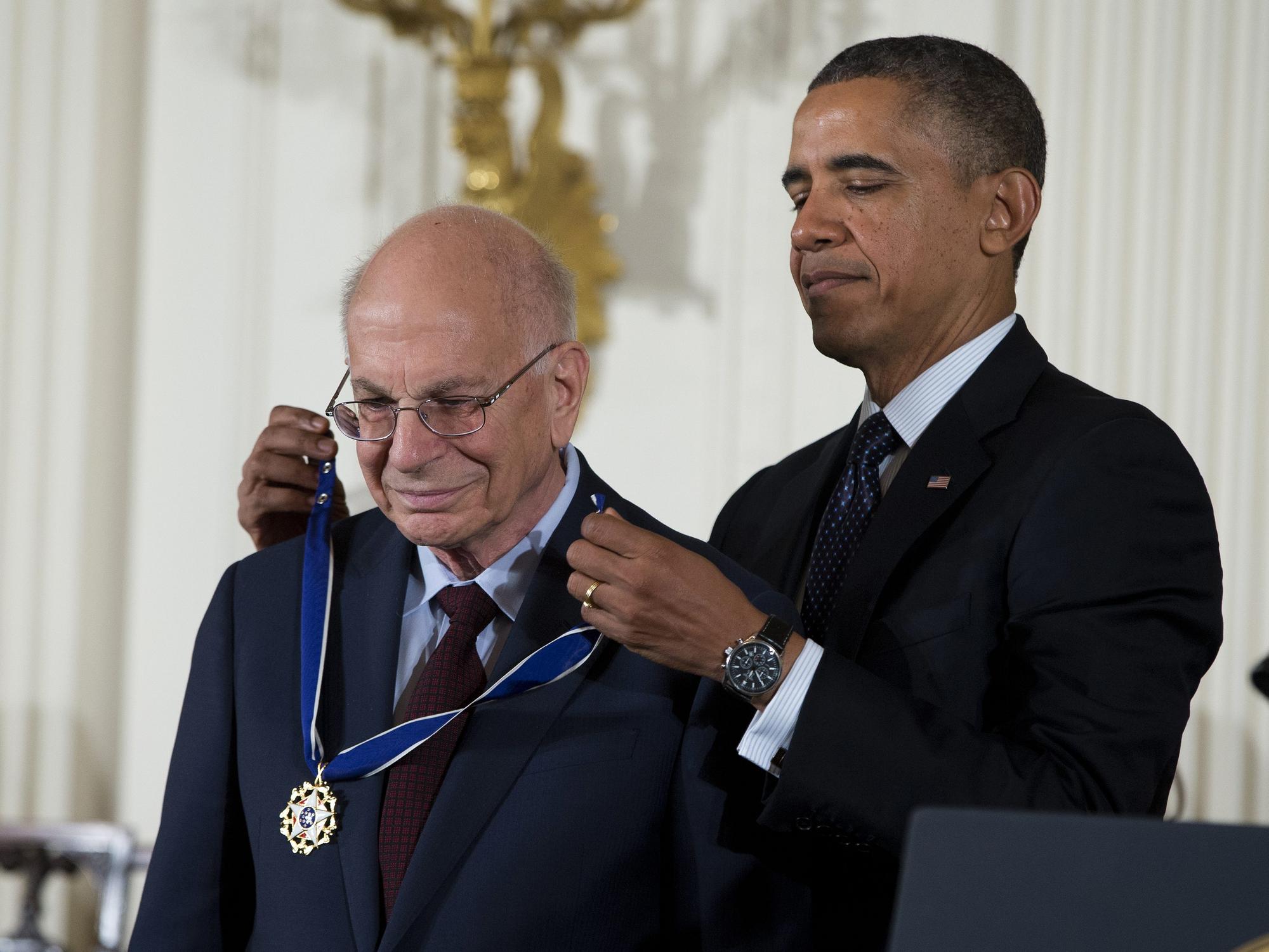 Bývalý prezident USA Barack Obama udeľuje psychológovi Danielovi Kahnemanovi Prezidentskú medailu slobody.