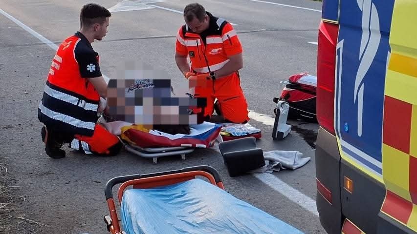 Pri nehode v Čičarovciach sa zranili tri osoby, jedna zostala zakliesnená