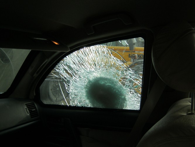 Toyota po zamachu w Afganistanie. Samochodem jechała ochrona BOR