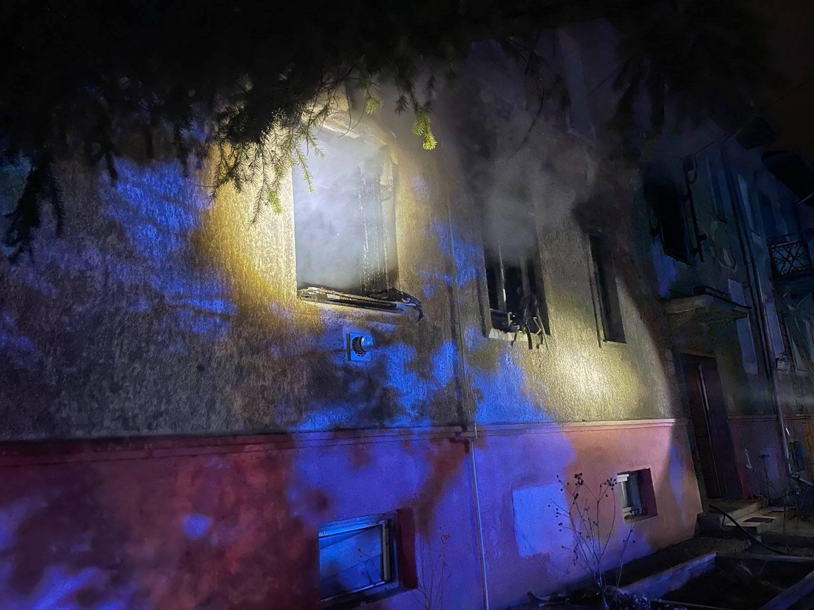 Požiar bytovky v Kráľovskom Chlmci. 