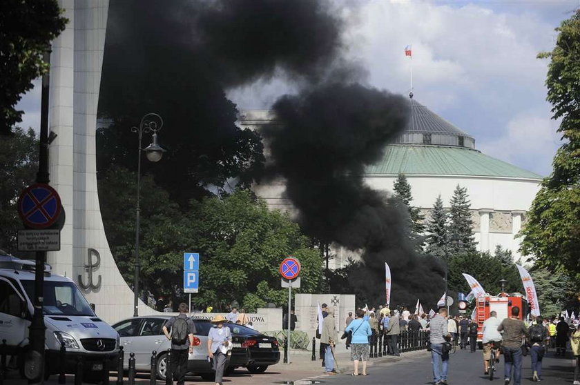 31 tys. związkowców i... Kukiz! Ogień pod Sejmem