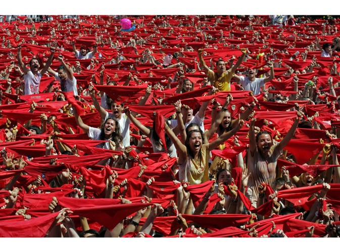 Tysiące uczestników fiesty na placu przed ratuszem w Pampelunie