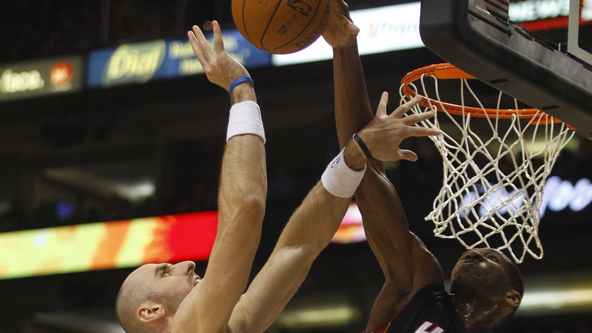 Los Angeles Lakers przegrywają kolejne mecze, a Kobe Bryant wyładowuje swoją frustrację na wszystkich dokoła. Marcin Gortat zadebiutował w Phoenix Suns. Nie odmienił oblicza "Słońc", ale po dwóch spotkaniach widać, że w nowej drużynie otrzyma szansę na odrodzenie i pokazanie w pełni swoich umiejętności.