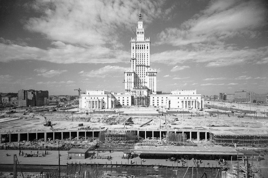 Budowa Pałacu Kultury i Nauki w Warszawie w 1955 r.