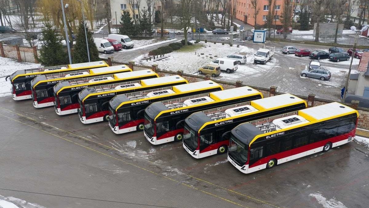 Po Inowrocławiu będą jeździły wyłącznie ekologiczne autobusy. Do miasta dotarło osiem kolejnych pojazdów marki Volvo. Tym razem to autobusy elektryczne.