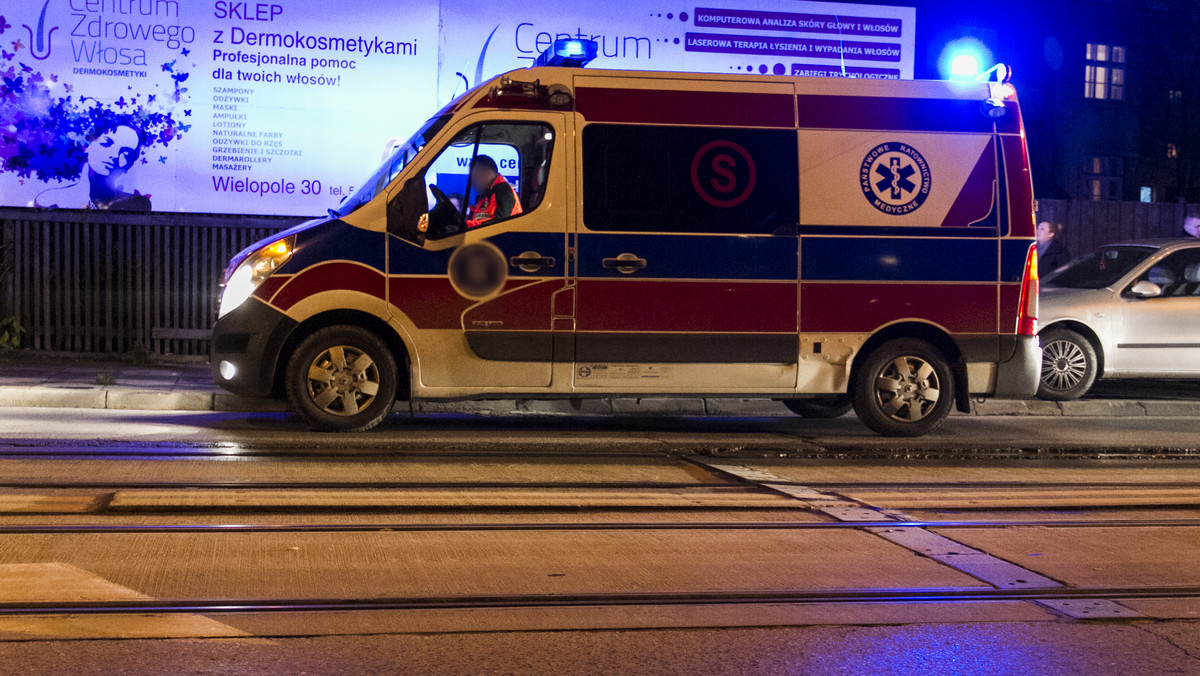 W okolicach pętli tramwajowej na krakowskich Mistrzejowicach doszło do pobicia jednego z pasażerów komunikacji miejskiej. Około godziny 15.00 dwóch napastników pobiło do nieprzytomności 18-latka. Radio RMF podaje, że chłopak został zaatakowany nożem.