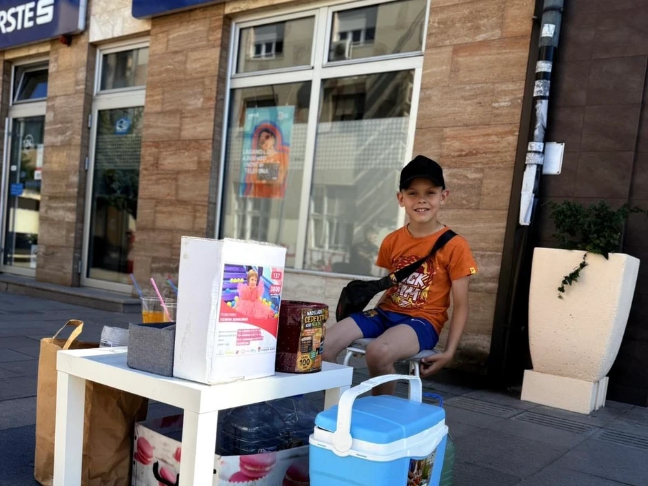Nikola prodaje limunadu za lečenje sestrice Helene