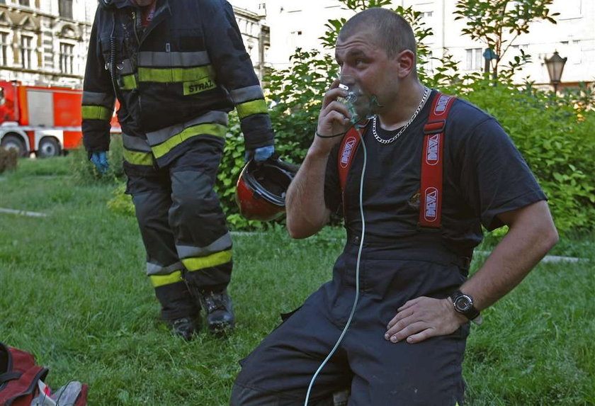 Pożar w Bytomiu. Ludzie spadli na strażaków