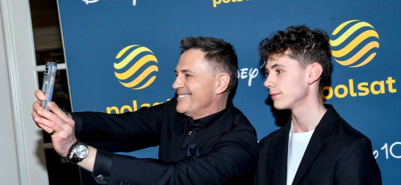 Tata w swoim żywiole - młody nie w sosie. Krzysztof Ibisz z synem Vincentem na ściance [FOTO]