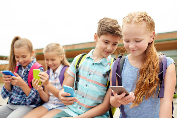 Brytyjski rząd wydał wytyczne regulujące zasady korzystania z telefonów przez uczniów na terenie szkół