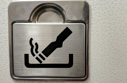 W samolotach palić nie wolno. Dlaczego instaluje się w nich popielniczki?