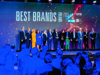 Gala nagród Best Brands: na scenie zwycięzcy, osoby wręczające nagrody i keyspeakerzy. Wśród laureatów znalazły się firmy takie jak Samsung, Bosch, Media Expert, Allegro i Jerónimo Martins.