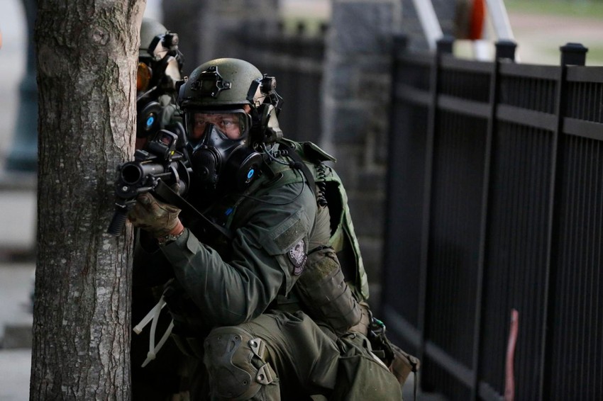 Policija je opkolila militante koji su pobegli u šumu