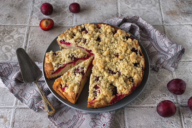 Tarta ze śliwkami i kruszonką. Oto przepis Jakuba Kuronia krok po kroku