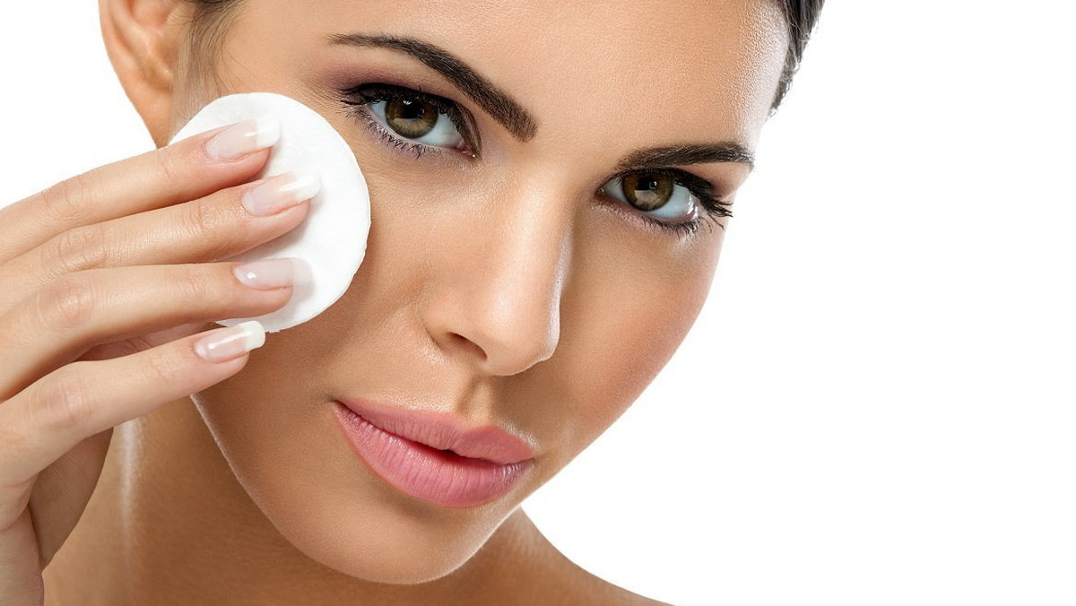 Oczyszczanie skóry twarzy to jeden z podstawowych elementów codziennej pielęgnacji. W ten sposób nie tylko zmywamy resztki makijażu, usuwamy zanieczyszczenia, ale też odblokowujemy ujścia gruczołów łojowych, dzięki czemu zapobiegamy tworzeniu się zaskórników, wyprysków czy stanów zapalnych.
