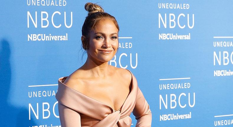 Jennifer lopez just clapped back at haters who say her abs are photoshopped