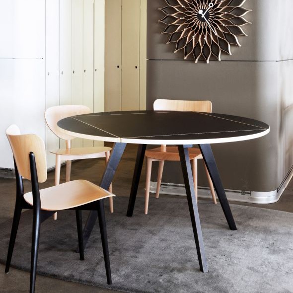 À la fois ronde et rectangulaire, une fois ses «bords» repliés, cette table sert aussi bien de table de salle à manger que de bureau.