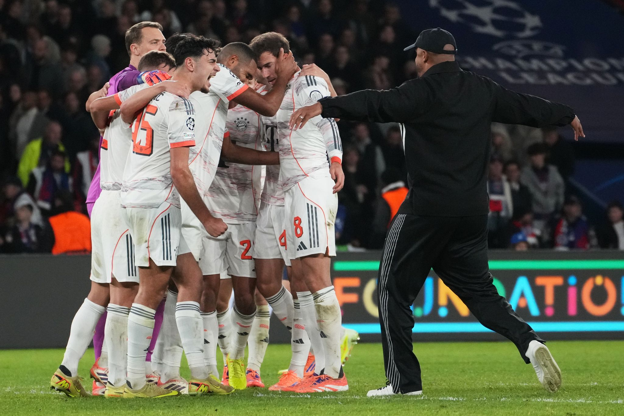 Bayern schlägt PSG 2:1 - 16. Sieg im 16. Spiel trotz Roter Karte