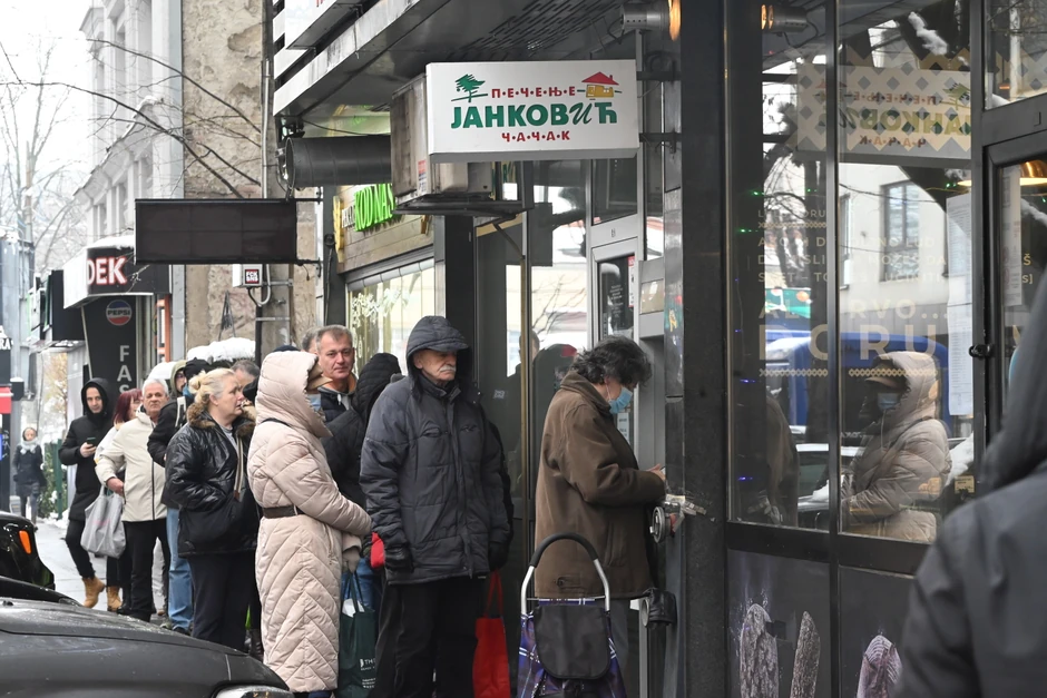 "Došla sam rano, ali je red već bio ogroman. Ovde se ne zakazuje unapred, ko dođe - dođe. Ako nestane, nema pečenja ove godine"