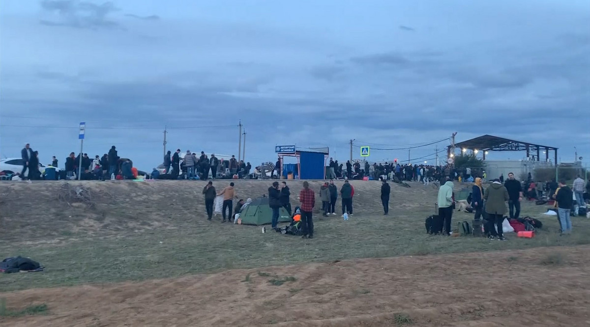 Tysiące Rosjan w panice uciekają przed poborem do wojska. Wszystko nagrała kamera [WIDEO]