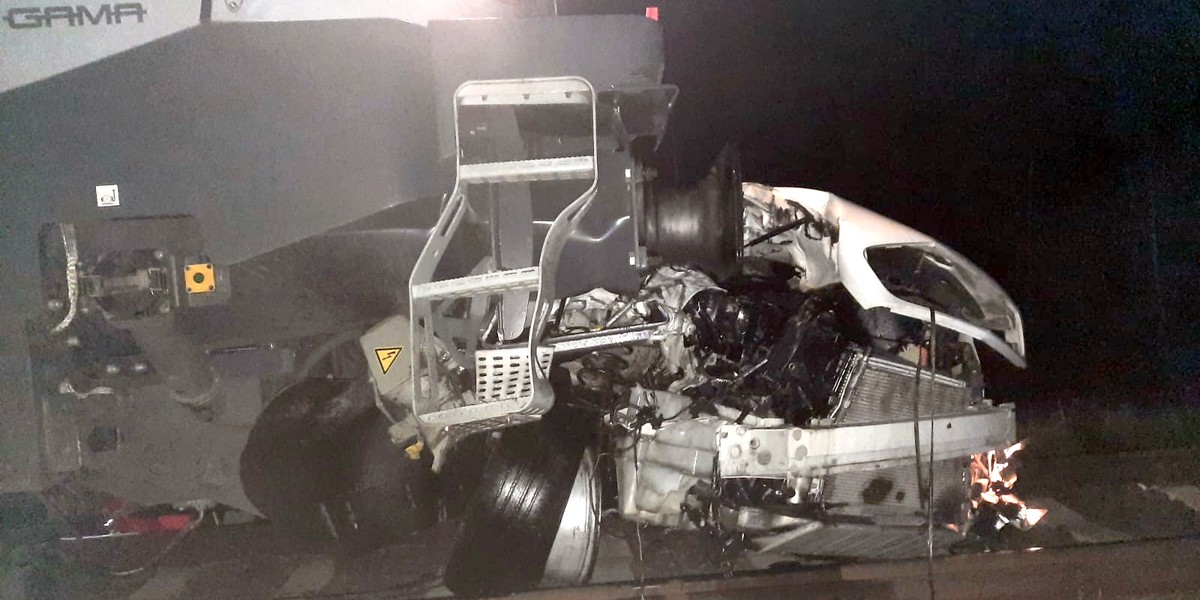 Auto osobowe, którym podróżowało pięć osób wjechało pod pociąg na niestrzeżonym przejeździe kolejowym we wsi Karwica Mazurska. Wszyscy podróżujący autem zginęli na miejscu