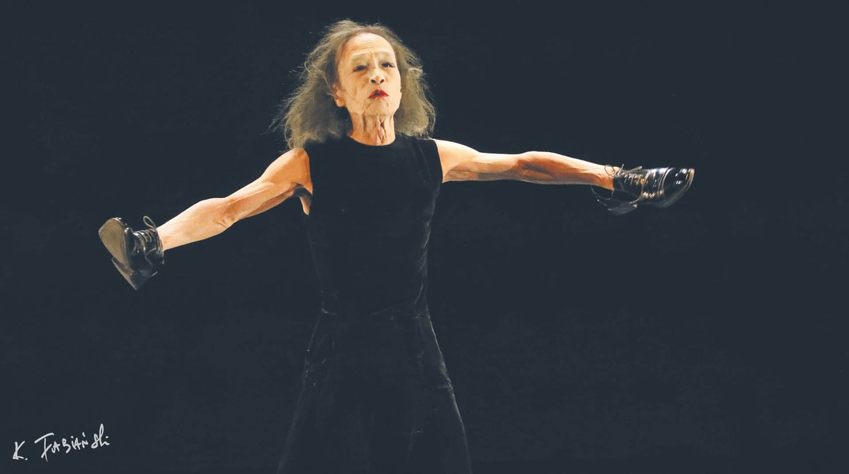 Akira Kasai – japoński tancerz i choreograf urodzony w 1943 r. Uważany za jednego z twórców tańca butō (jap. taniec mroku). Podczas 28. Międzynarodowego Festiwalu Sztuk Performatywnych Rozdroże 2025 pokazał w Warszawie spektakl „Chopin o odoru” („Tańczyć Chopina”)