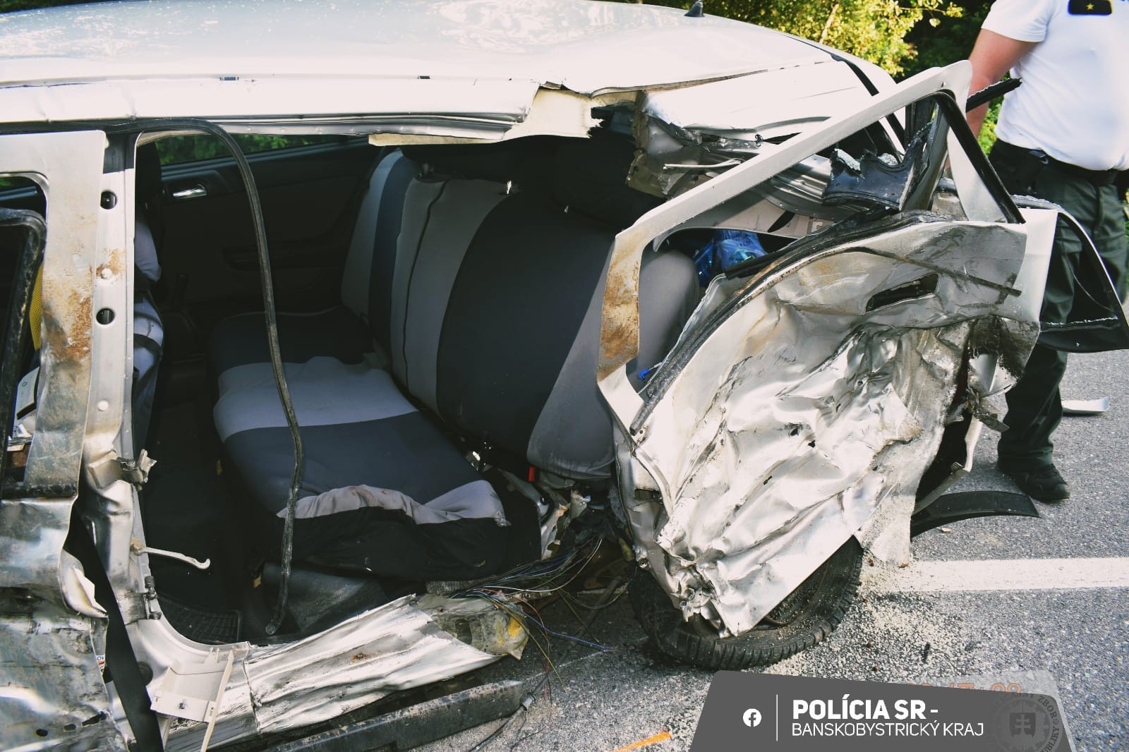 Dopravná nehoda pri Lučenci si vyžiadala život 20-ročného spolujazdca.